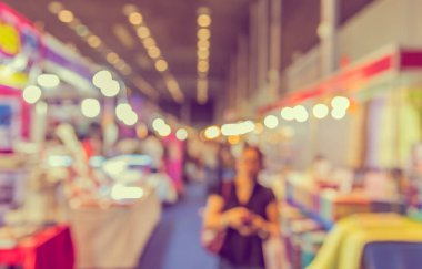 Soyut Bulanık Alışveriş Merkezi ya da arka plan kullanımı için Bokeh 'li Sergi Salonu. (Klasik ton))