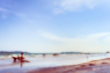 Alacakaranlıktaki okyanus sahilinin bulanık manzarası