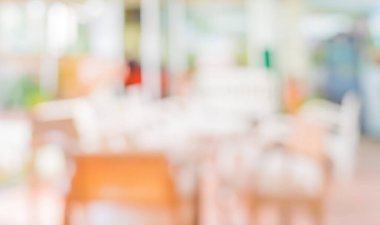 Gündüz vakti Bokeh 'in arka plan kullanımı için kullandığı kahve dükkanı veya restoranın soyut bulanık görüntüsü.