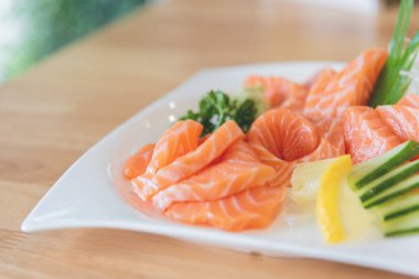 Japon mutfağının çiğ ve taze somon balığı dilimlenmiş hali..