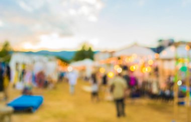 Arkaplan kullanımı için gündüz festivalinin soyut bulanık görüntüsü.