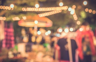 Arka plan kullanımı için Bokeh ile bahçede gece festivalinin klasik ton bulanık görüntüsü .