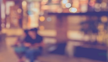 Gece vakti Bokeh 'in arka plan kullanımı için kullandığı kafenin ya da restoranın soyut bulanık görüntüsü. (Klasik ton))