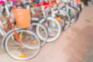 Arkaplan kullanımı için Bokeh kullanan bulanık bisiklet dükkanının görüntüsü.