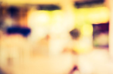 Gündüz vakti Bokeh 'in arka plan kullanımı için kullandığı kafenin ya da restoranın soyut bulanık görüntüsü. (Klasik ton))