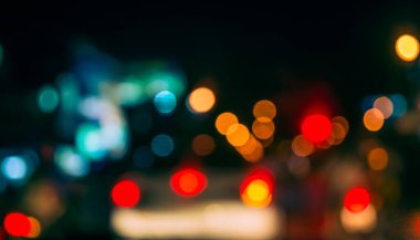 Arka plan kullanımı için gece vakti araba kullanan insanların klasik ton bulanık görüntüsü. (içeriden fotoğraf çek)