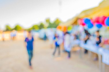 Arka plan kullanımı için gündüz okul etkinliğinin bulanık görüntüsü .