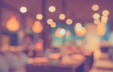 Gece vakti Bokeh 'in arka plan kullanımı için kullandığı Cafe ya da restoranın soyut bulanık görüntüsü. (Klasik ton))