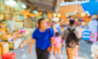 Arkadaki kullanım için Bokeh ile caddedeki bulanık gün pazarının resmi .