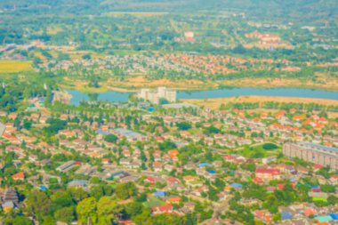 Chiang Mai şehrinin bulanık görüntüsü, Tayland 'da gündüz binaları kaplayan sis bulutu