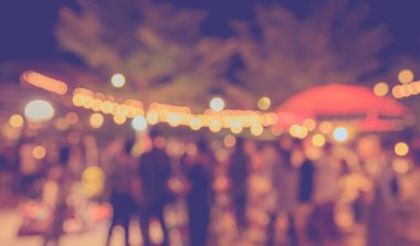 Eskitilmiş ton bulanıklığı, arka plan kullanımı için Bokeh ile gece festivalindeki yemek tezgahının görüntüsü .