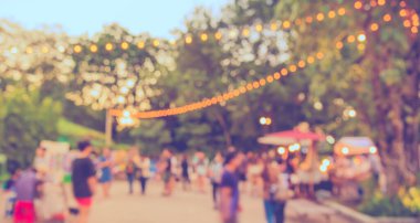 Arka plan kullanımı için Bokeh ile bahçede gündüz festivalinin soyut bulanık görüntüsü. (Klasik ton))