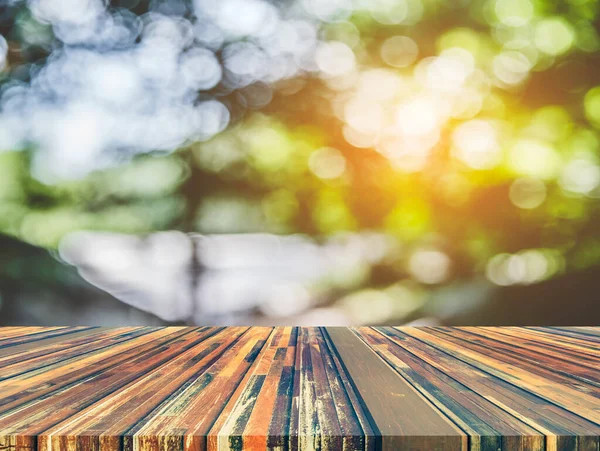 Dřevěný Stůl Rozmazaný Obraz Abstraktní Bokeh Zeleného Lesa Sluncem Pro — Stock fotografie