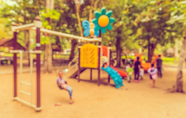 背景使用のための公園での子供の遊び場のアブストラクトブラーイメージ ヴィンテージトーン — ストック写真