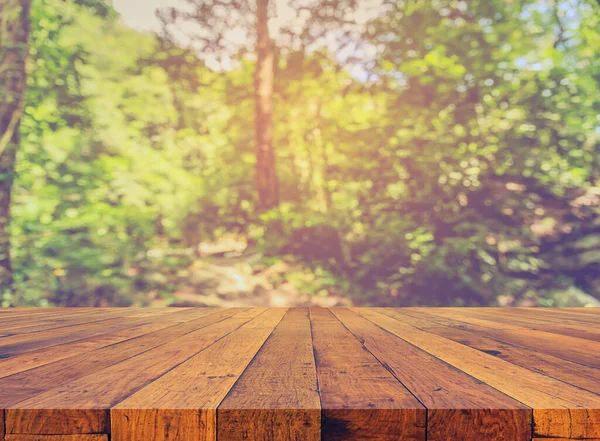 Dřevěný Stůl Rozmazaný Obraz Abstraktní Bokeh Zeleného Stromu Sluncem Pro — Stock fotografie