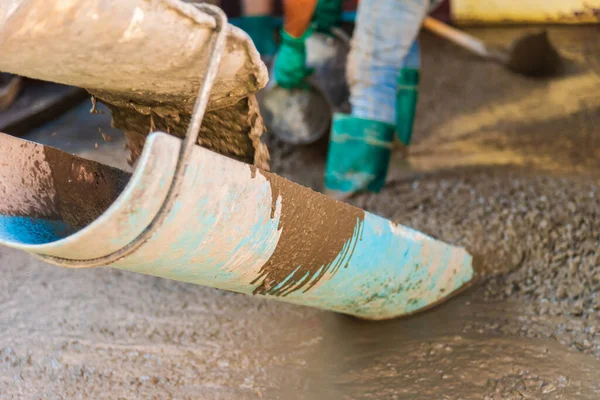 Immagine Del Lavoratore Che Versa Calcestruzzo Sul Terreno Nell Area — Foto Stock