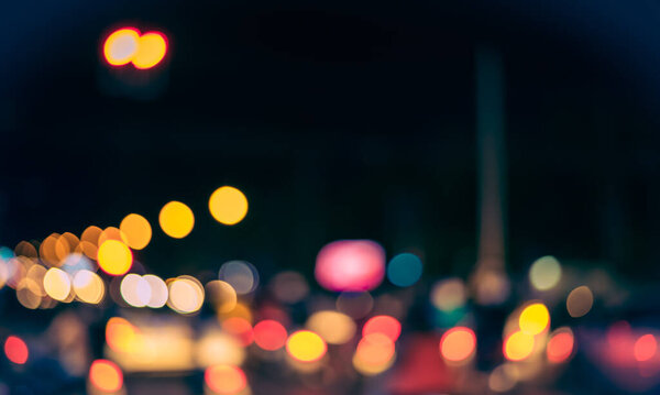 Винтажный тон абстрактное размытое изображение улицы ночью боке для использования в фоновом режиме .