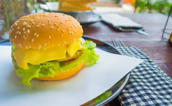 Hamburger Mit Frischem Gemüse Auf Dem Tisch — Stockfoto