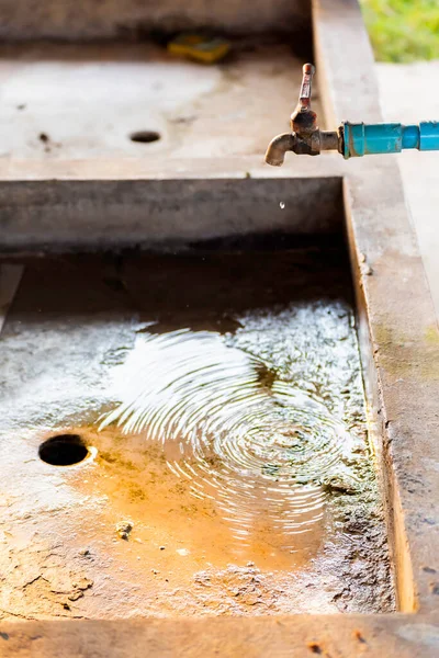 Imagen Alineación Vertical Los Grifos Agua Que Fluyen Hacia Cuenca — Foto de Stock