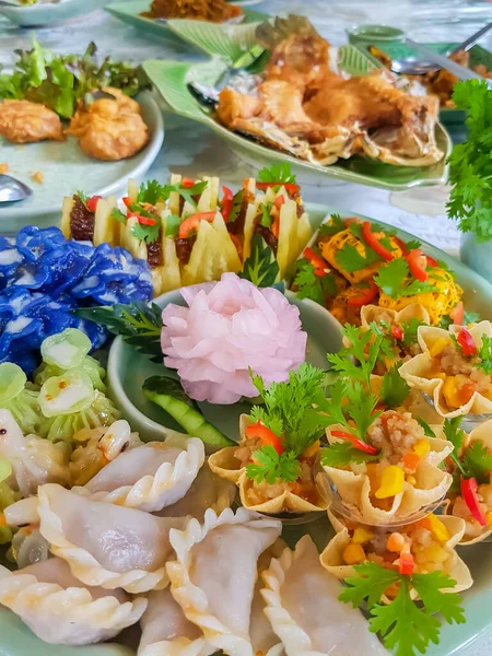 Gemengde Thaise Royal Court Cuisine Serveren Groene Keramische Plaat Verticaal — Stockfoto