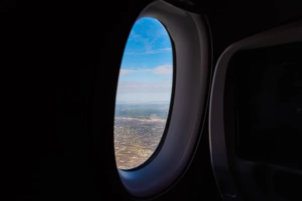 Arka Plan Için Şehir Gökyüzünü Görmek Için Uçak Penceresinden Görüntü — Stok fotoğraf