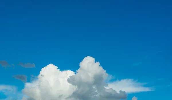 Gambar Langit Biru Dengan Awan Putih Pada Hari Waktu Untuk — Stok Foto