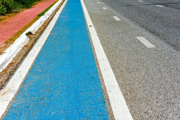 アスファルト道路や新しい自転車用レーンのイメージです — ストック写真