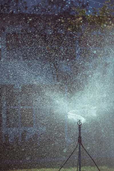 Vertikal Vintage Ton Bild Gräsmattan Sprinkler System Med Fina Vattendroppar — Stockfoto