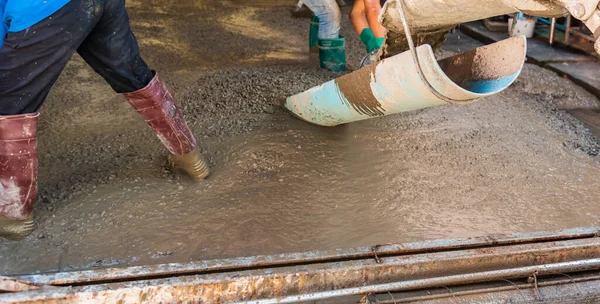 Image Worker Pouring Concrete Ground Construction Area — Stock Photo, Image