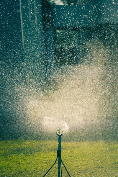 Imagem Vertical Sistema Aspersão Gramado Com Gotas Água Finas São — Fotografia de Stock