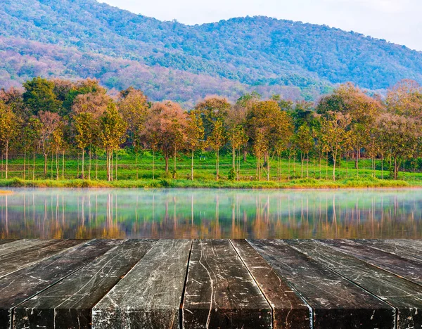 Beeld Van Hout Tafel Mist Het Water Oppervlak Ochtend Vijver — Stockfoto