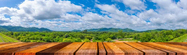 Imagem Panorâmica Mesa Madeira Com Montanha Segundo Plano Durante Dia — Fotografia de Stock