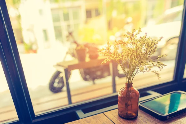 Florero Con Teléfono Móvil Mesa Madera —  Fotos de Stock