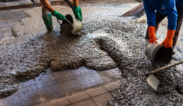 Image Worker Pouring Concrete Ground Construction Area — Stock Photo, Image