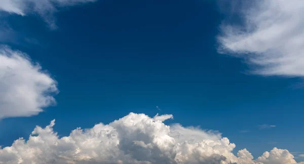 Изображение Голубого Неба Белого Облака Дневное Время Фонового Использования Горизонтальное — стоковое фото