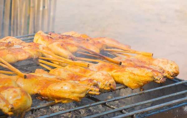 Immagine Del Tradizionale Bastoncino Pollo Arrosto Sulla Griglia — Foto Stock