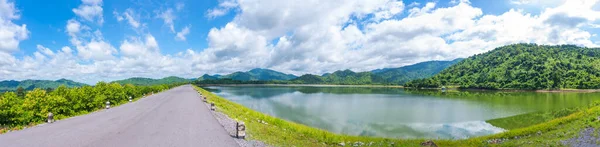 Huai Prue Reservoirのパノラマ画像 昼の山付 ナホン ナヨーク州カオ プラに位置 — ストック写真