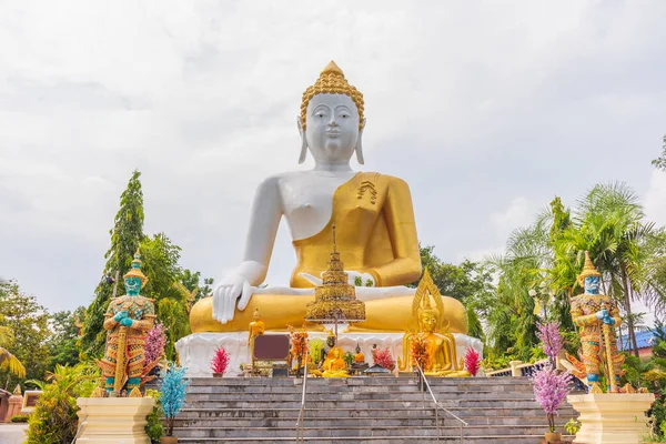 Złoty Posąg Buddy Świątyni Wat Phra Doi Kham Chiang Mai — Zdjęcie stockowe