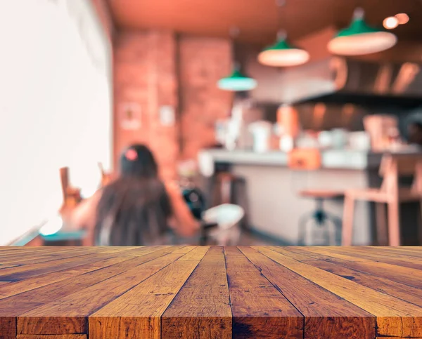 Vintage Tone Houten Tafel Wazig Beeld Van Coffeeshop Restaurant Met — Stockfoto