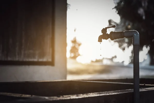 Διαρροή Βρύσες Νερού Που Ρέουν Στη Λεκάνη Δείχνοντας Την Απώλεια — Φωτογραφία Αρχείου