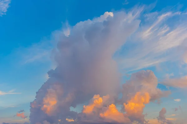 昼間の青空と白い雲のイメージを背景に — ストック写真