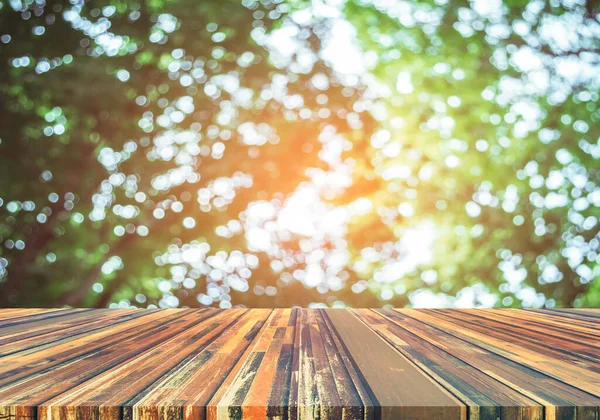 Dřevěný Stůl Abstraktní Rozmazaný Obraz Zeleného Stromu Bokeh Sluncem Pro — Stock fotografie