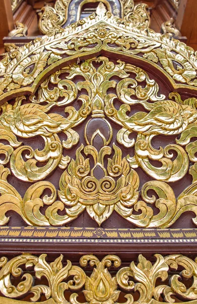 ワット ポーン寺院の寺院のドアの金の木製プレートアート Chinag Mai Thailand — ストック写真