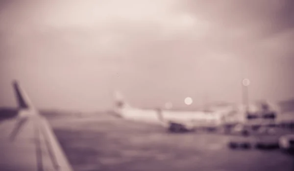 背景に滑走路や空港を見るために飛行機内のアブストラクトブラーイメージ ヴィンテージトーン — ストック写真