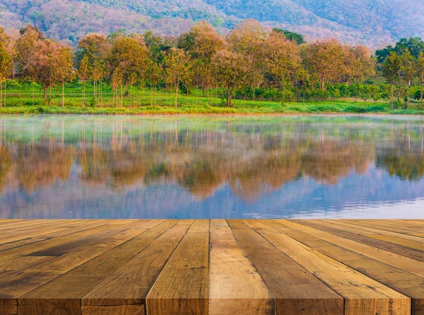 Imagen Mesa Madera Niebla Superficie Del Agua Por Mañana Estanque — Foto de Stock