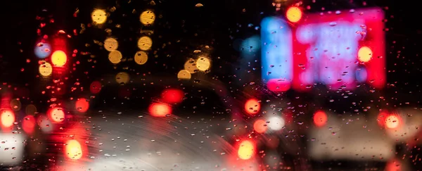 Imagem Pessoas Dirigindo Carro Noite Tempo Com Gota Chuva Vidro — Fotografia de Stock