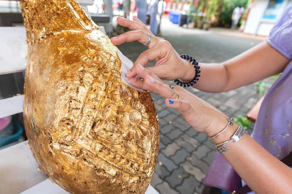Nahaufnahme Bild Der Hand Hält Goldblech Auf Heiligen Goldenen Giebel — Stockfoto