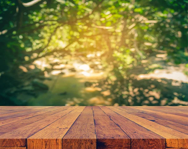 Dřevěný Stůl Rozmazaný Obraz Abstraktní Bokeh Zeleného Lesa Sluncem Pro — Stock fotografie