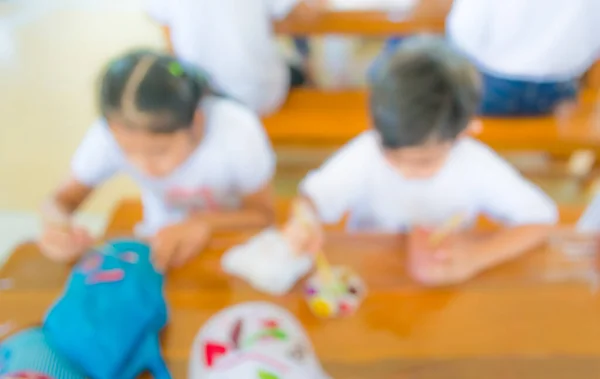 Immagine Sfocatura Bambino Disegno Pittura Sul Tavolo Luminosa Sala Giochi — Foto Stock