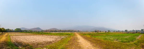 清迈地区污染大雾中的大山全景 Doi Suthep 小颗粒Pm2 5微米在恶劣的空气中来自农民燃烧干枯的叶子 使农场 — 图库照片